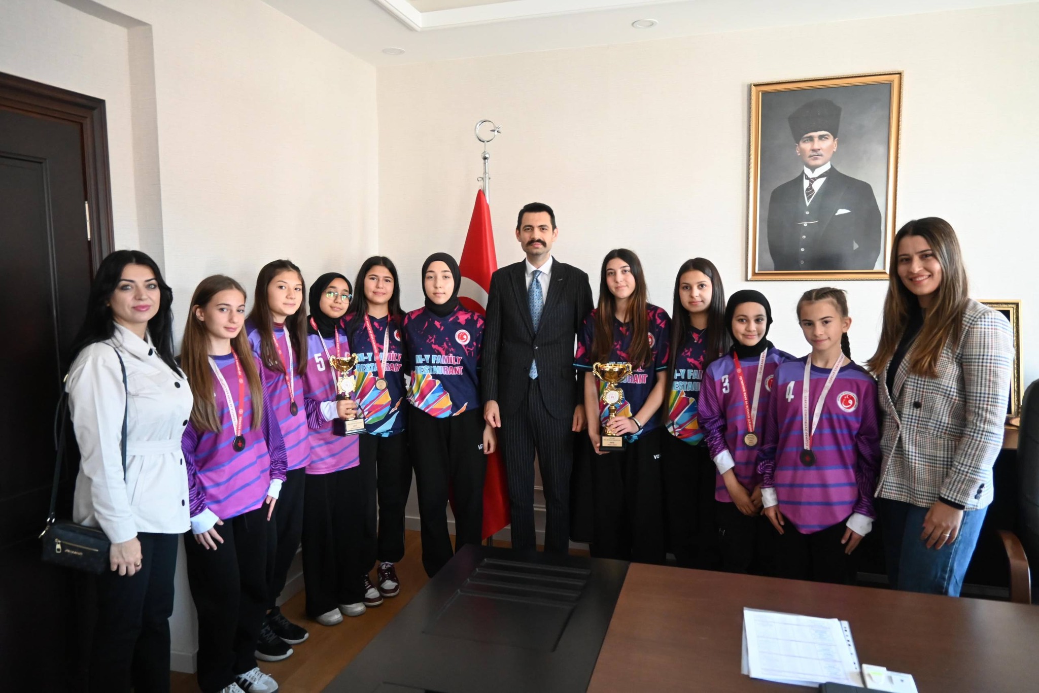 Kaymakam Bıçakcı, Yarışmalarda Derece Alan Öğrencileri Makamında Ağırladı