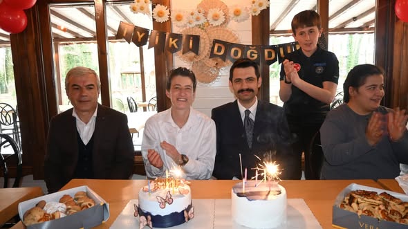 Engelsiz Yaşam Merkezi’nde Kalan Misafire Doğum Günü Sürprizi