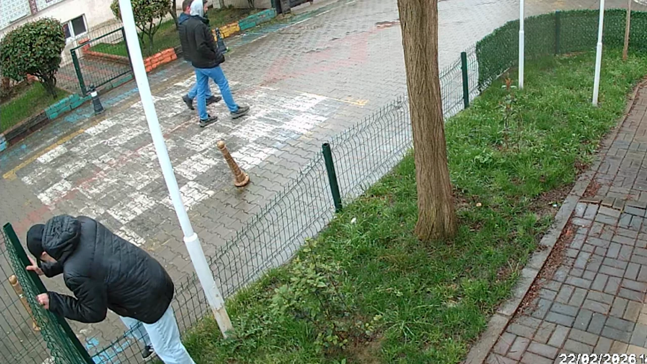 Vefa Yaşam ve Kültür Evi’nde Tel Örgülere Zarar Verildi