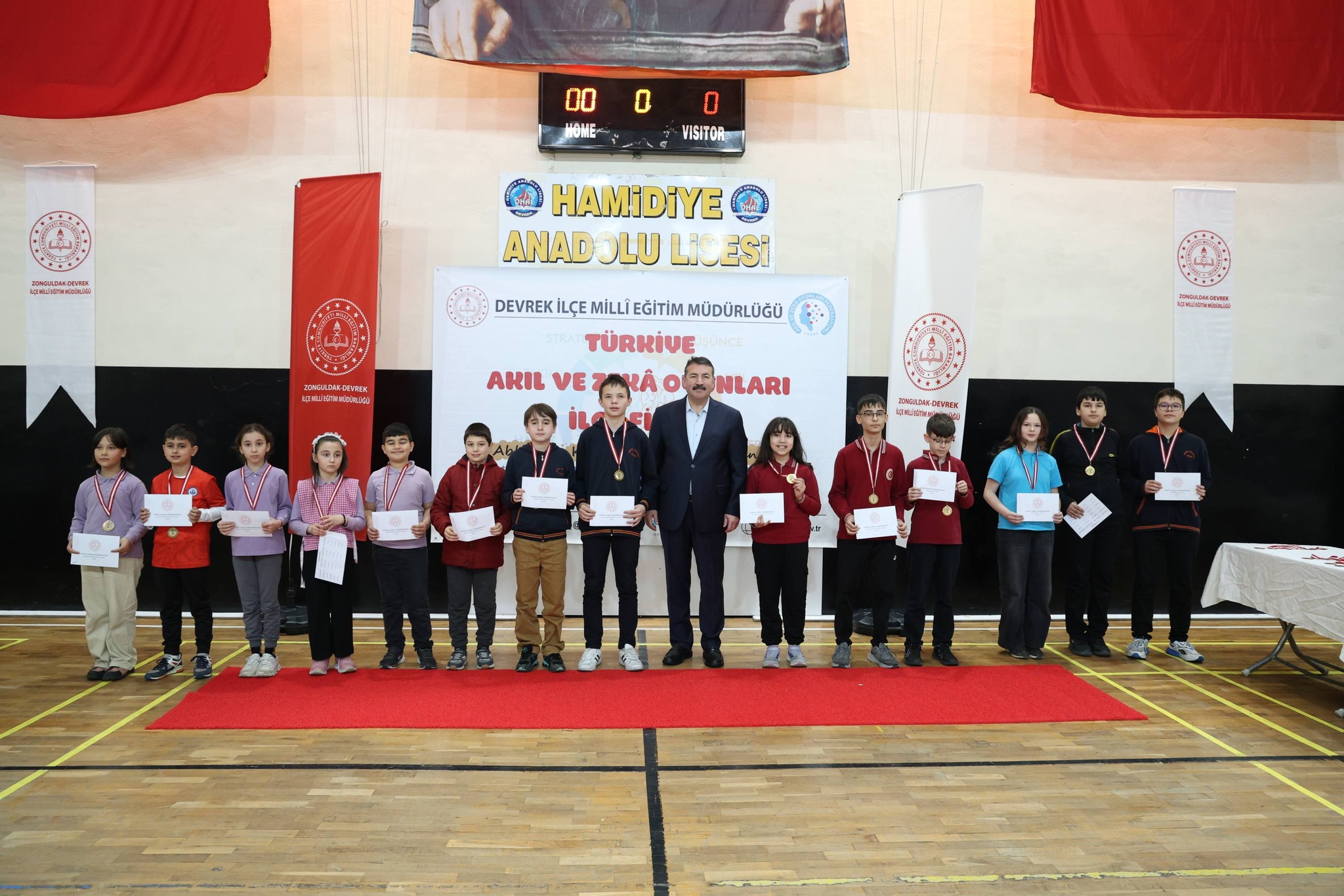 Devrek’te başarılı öğrencilere ödül töreni