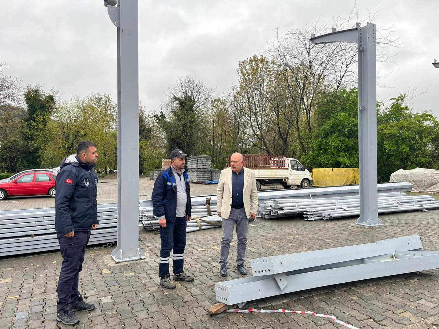 Gökçebey Pazar yerinde çelik taşıyıcı sistem montajı tüm hızıyla sürüyor