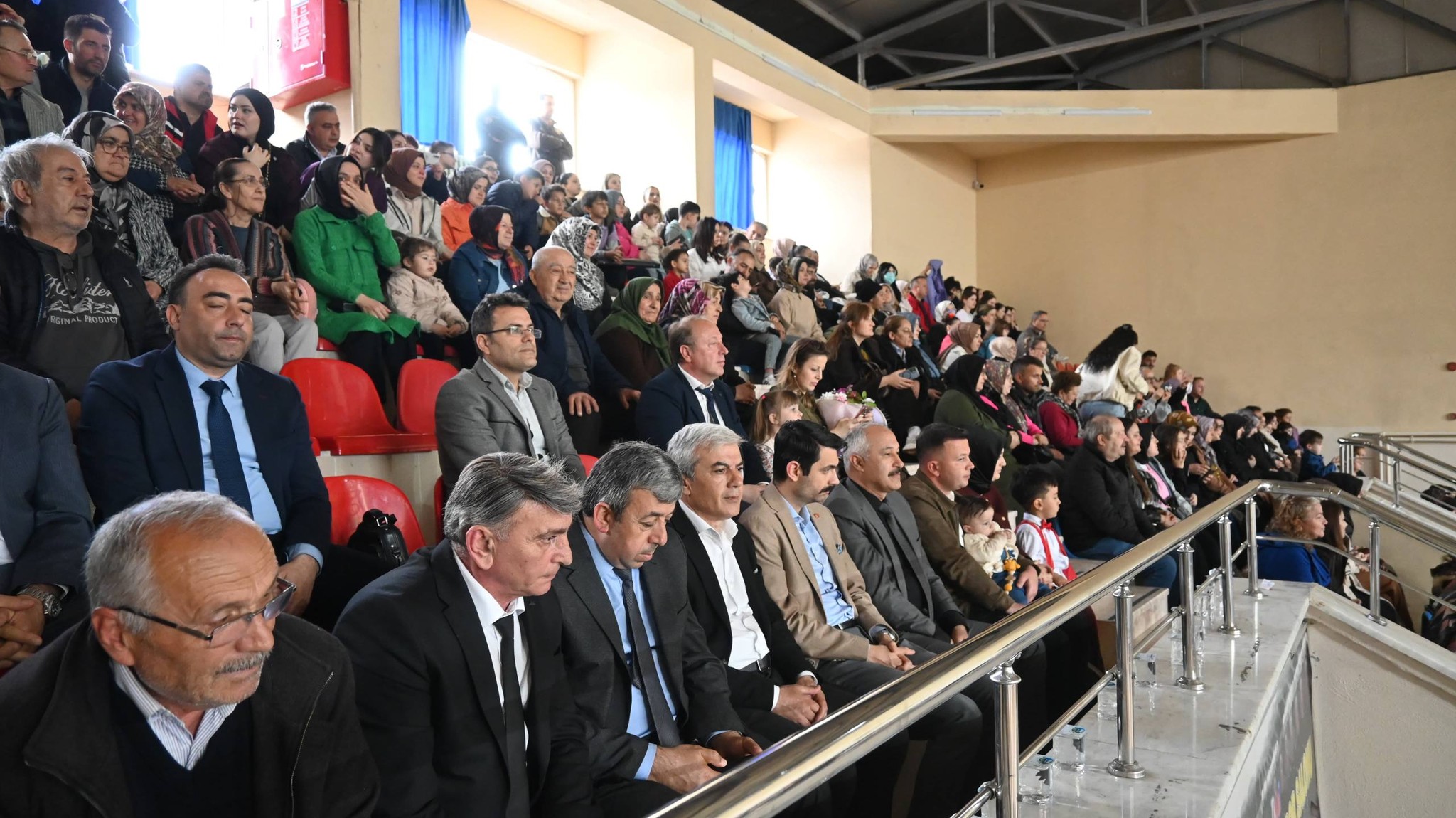 DEVREK’TE 23 NİSAN COŞKUSU SPOR SALONUNA SIĞMADI