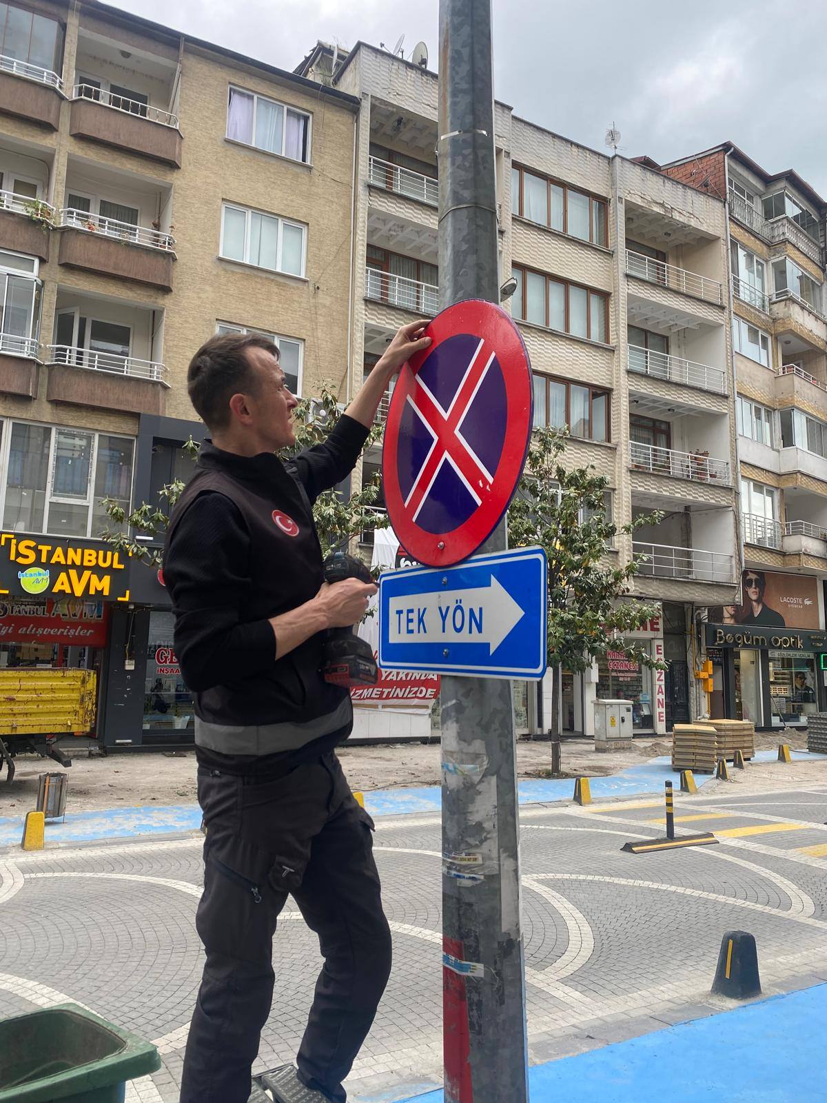 DEVREK’TE TRAFİK LEVHALARI YENİLENİYOR