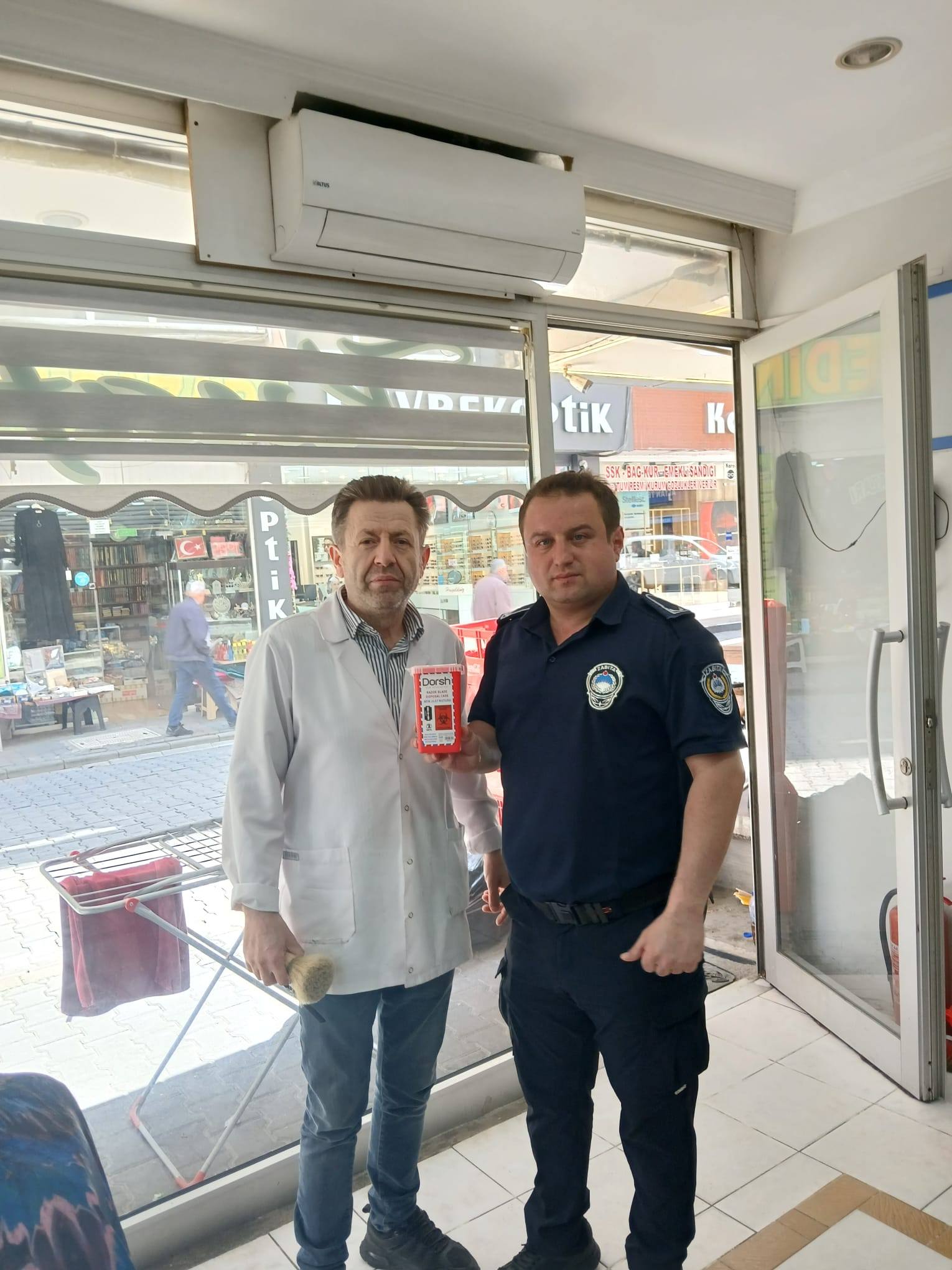 DEVREK BELEDİYESİ’NDEN KUAFÖR VE BERBERLERE ATIK JİLET KUTUSU