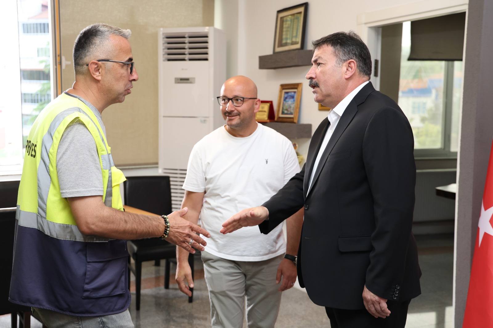 BAŞKAN ÖZCAN ULUPINAR BELEDİYE PERSONELİYLE BAYRAMLAŞTI