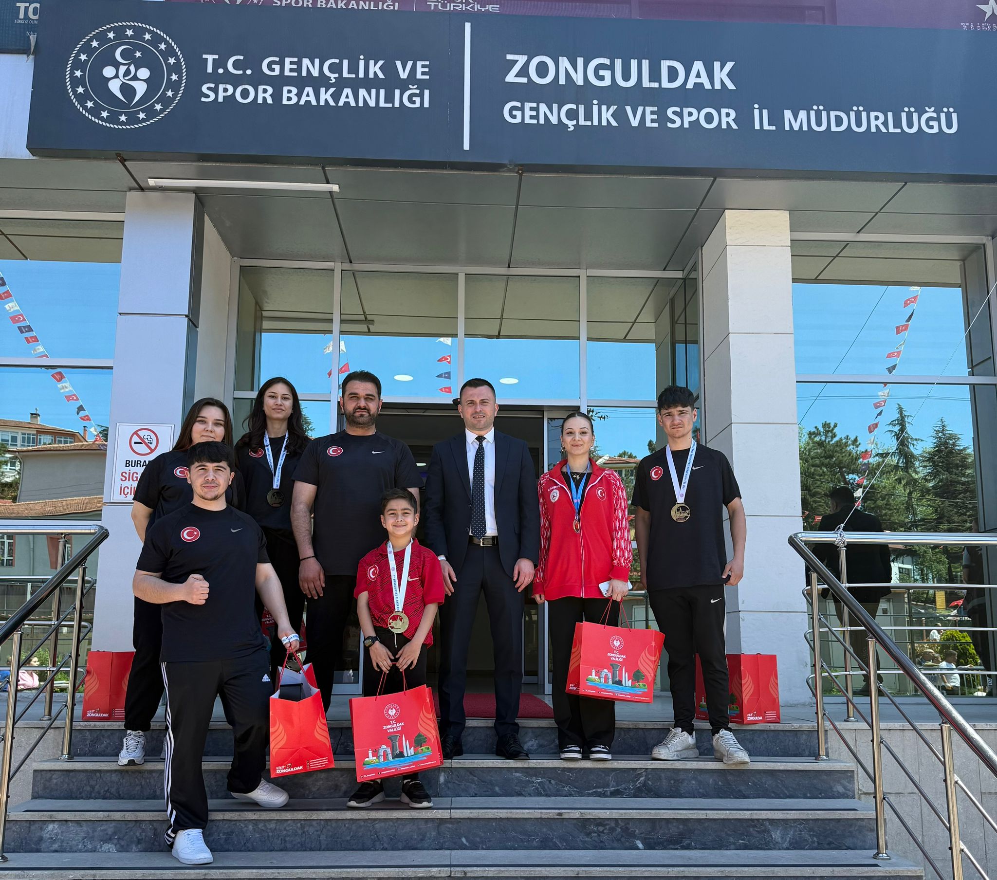 DEVREKLİ MİLLİ SPORCULAR GURURLANDIRDI