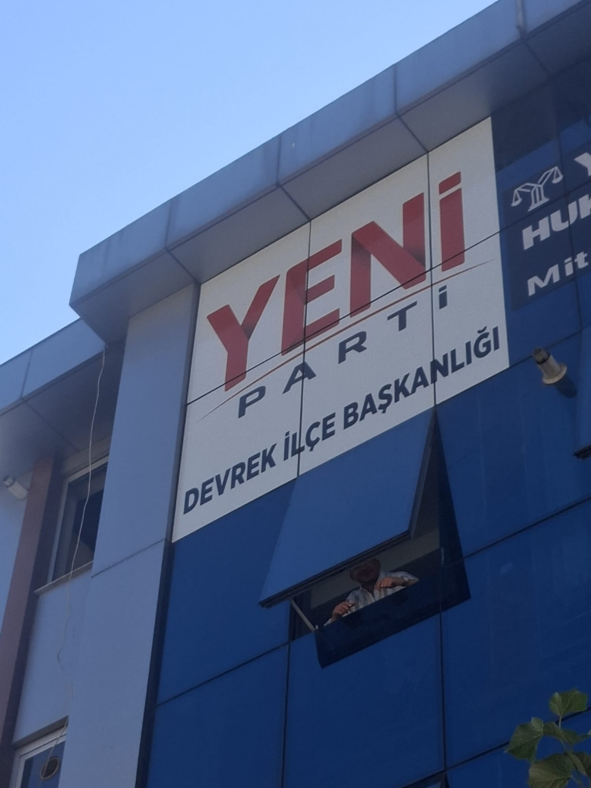 YENİ PARTİ DEVREK İLÇE TABELASINI ASTI